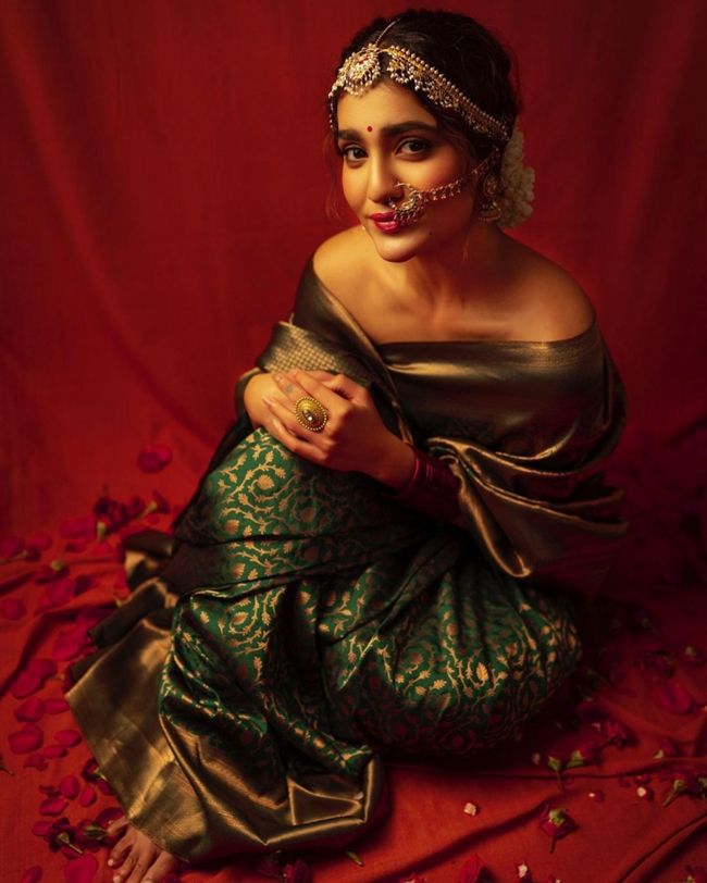 Saniya Iyappan Lovely Vintage Looks In Black N White